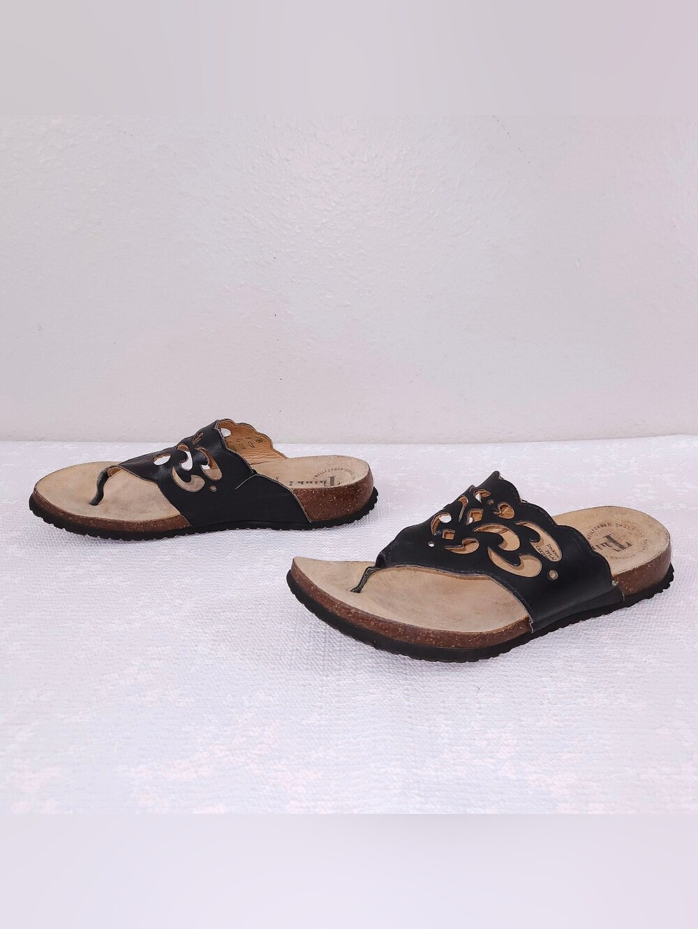 THINK! Julia Thong Sandals EU 39 Black Leather Cut-Out Slip-On Flats